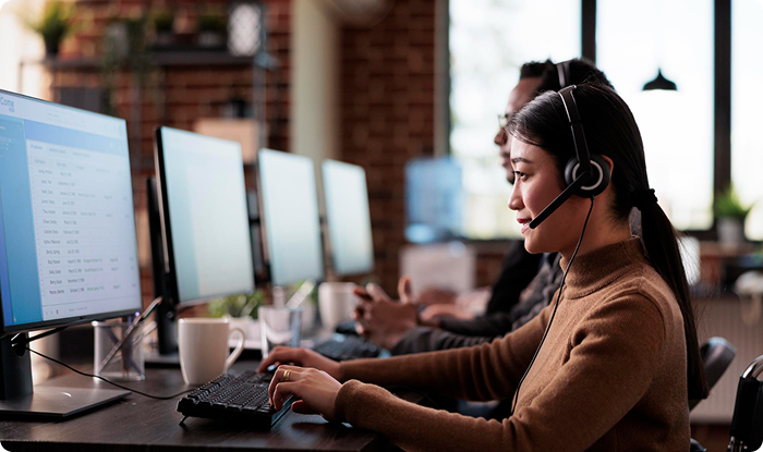 Nhân viên tư vấn hỗ trợ qua tổng đài
